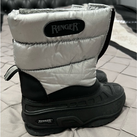 Ranger boys youth size2 snow boots worn once Silver and black w/removable insert - Picture 1 of 5